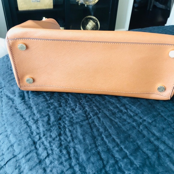 Gorgeous camel color Michael kors purse - Picture 8 of 10